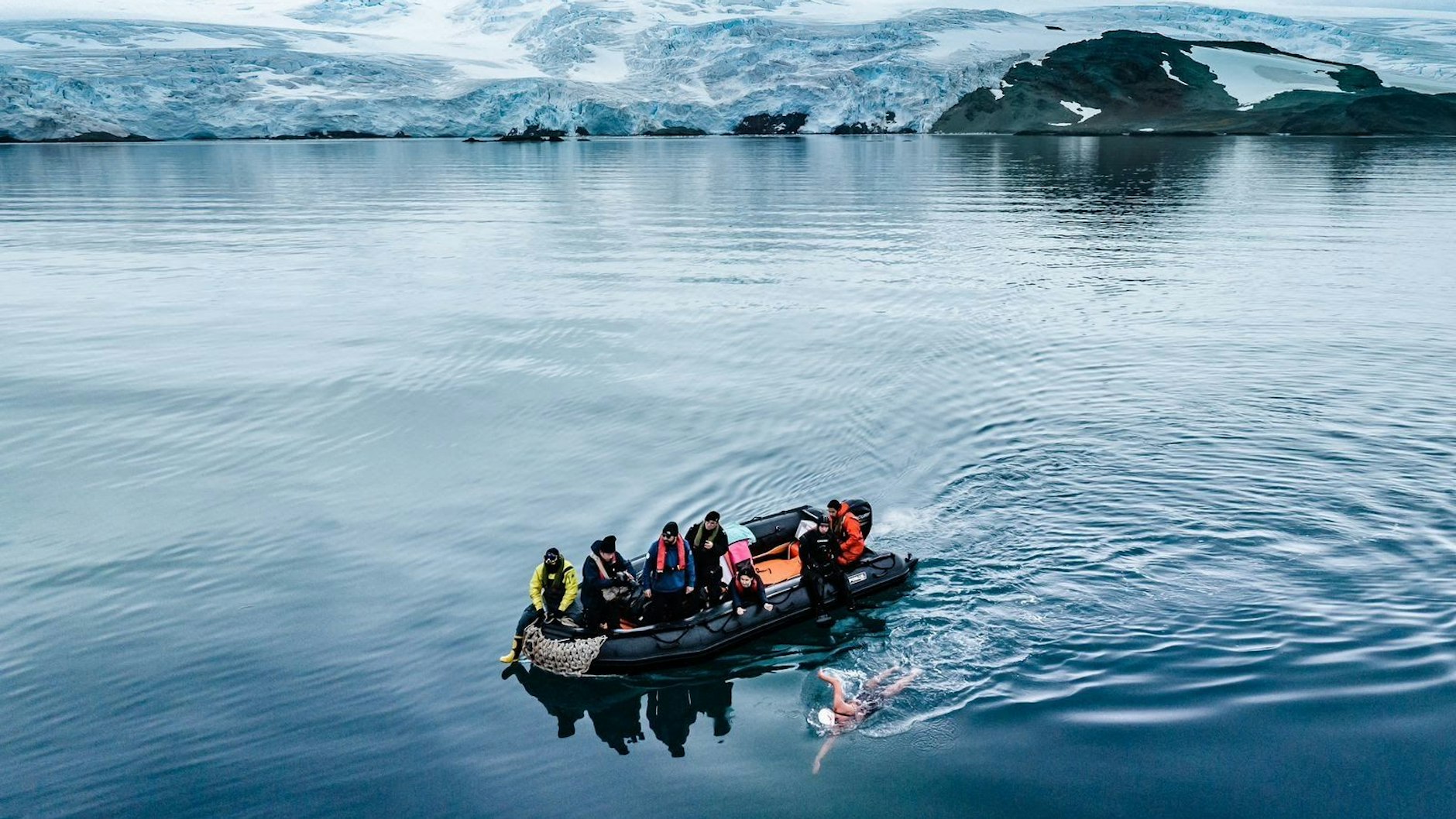 Begleitet von einem Boot schwimmt Barbara Hernandez im eiskalten Wasser.