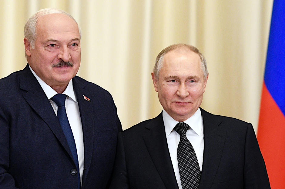 Wladimir Putin (r), Präsident von Russland, und  Alexander Lukaschenko, Präsident von Belarus