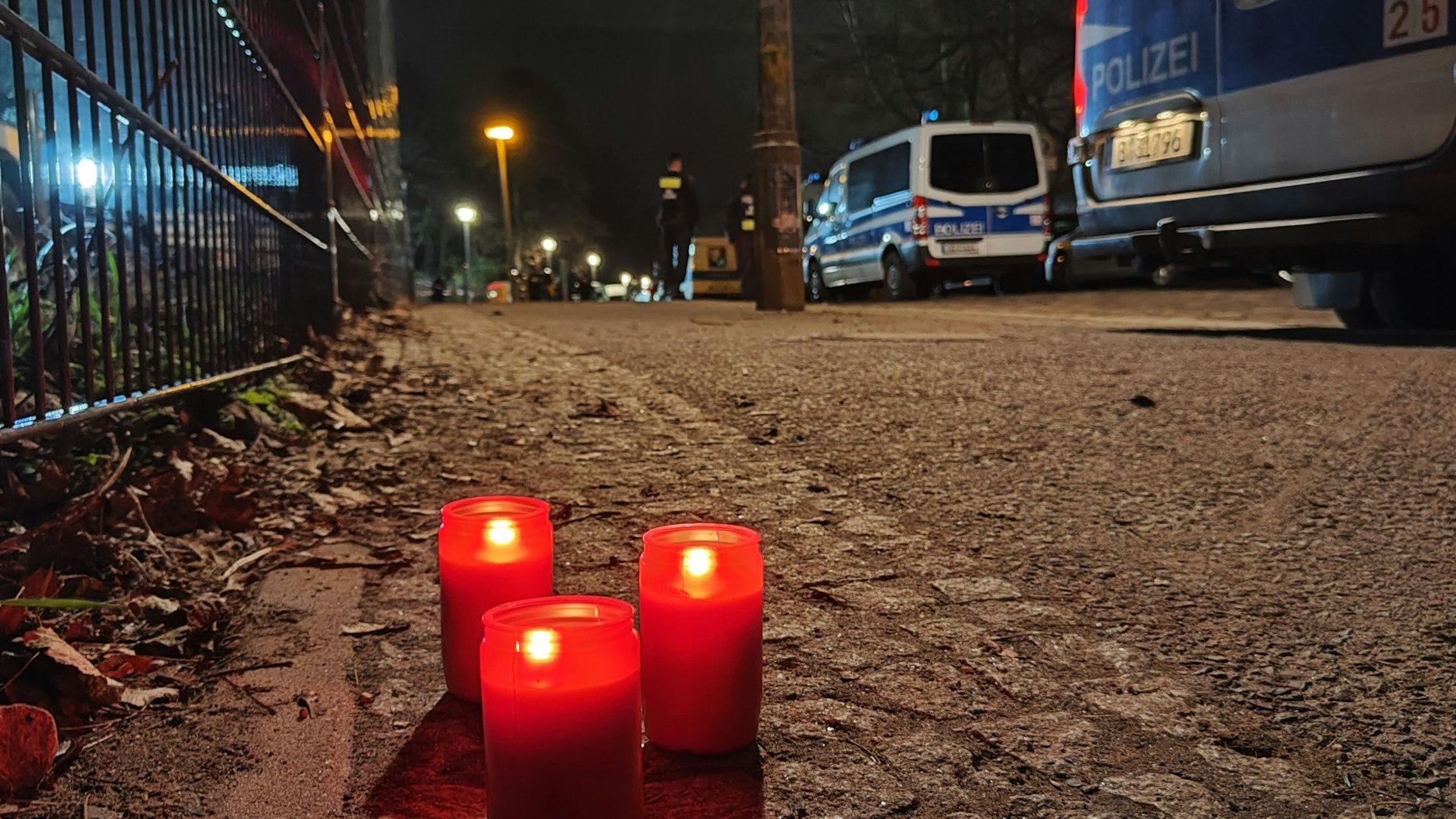 Am Rande des Bürgerparks in Berlin-Pankow stehen Kerzen. Zuvor war bekannt geworden, dass das seit dem Nachmittag vermisste kleine Mädchen tot ist. Ein 19-Jähriger wurde festgenommen. Die Ermittlungen führt eine Mordkommission.&nbsp;