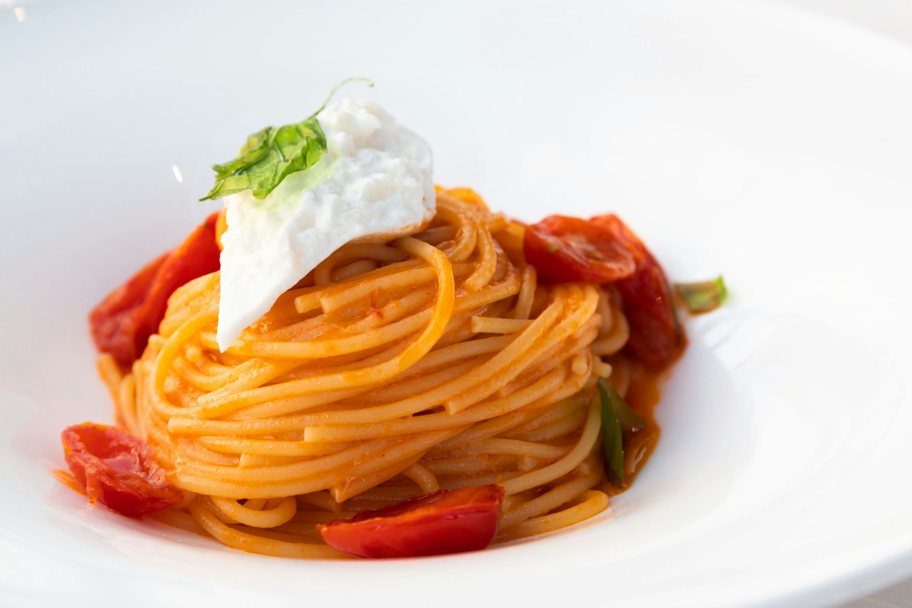 Das Rezept für One Pot Pasta mit Mozzarella und Tomaten ist in nur zehn Minuten zubereitet.
