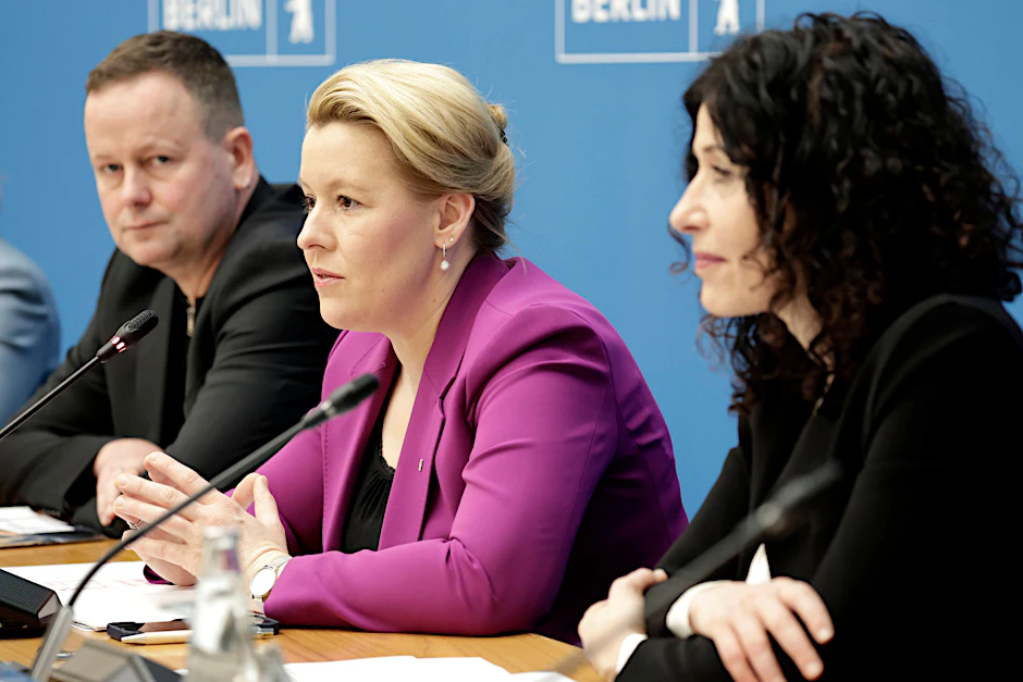 Franziska Giffey (Mitte) trifft sich heute mit Grünen und Linken zu Sondierungen.