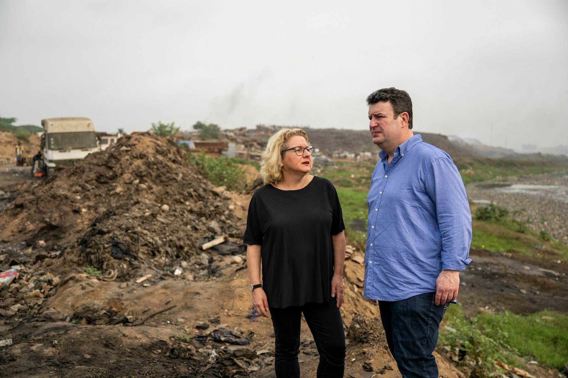 Menteri Pembangunan Svenja Schultz dan Menteri Ketenagakerjaan Hubertus Hill (keduanya dari Partai Sosial Demokrat) mengunjungi tempat pembuangan sampah di Ghana, di mana antara lain ditemukan sampah Jerman.