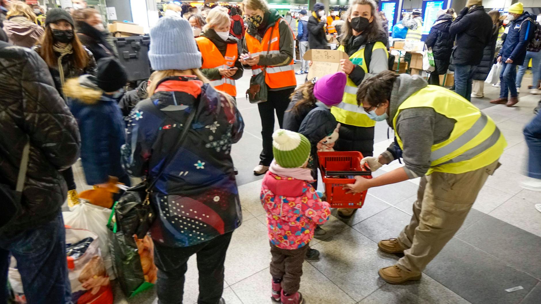 Hilfe für ukrainische Flüchtlinge am Berliner Hauptbahnhof