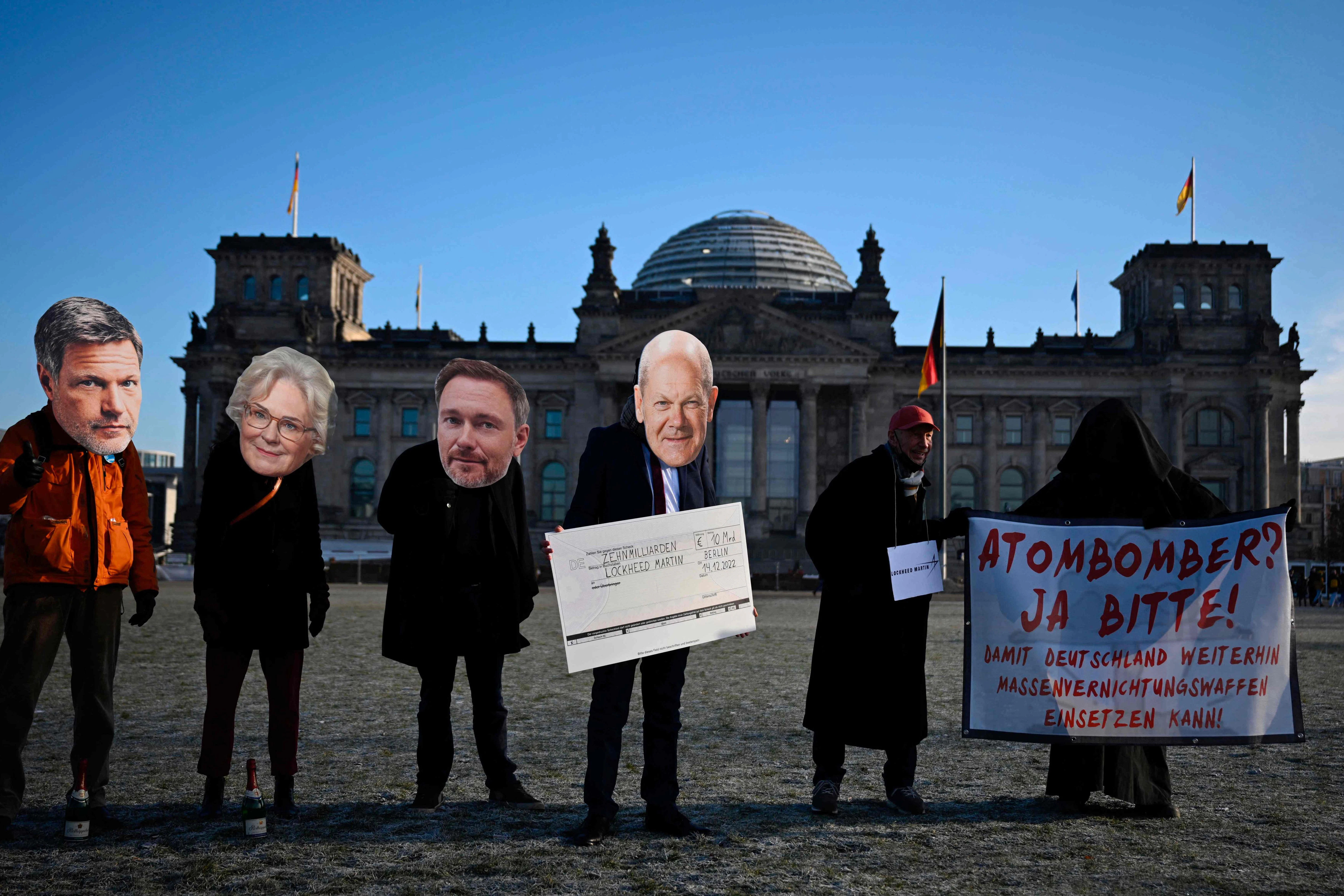 Eine IPPNW-Protestaktion vor dem Reichstagsgebäude.