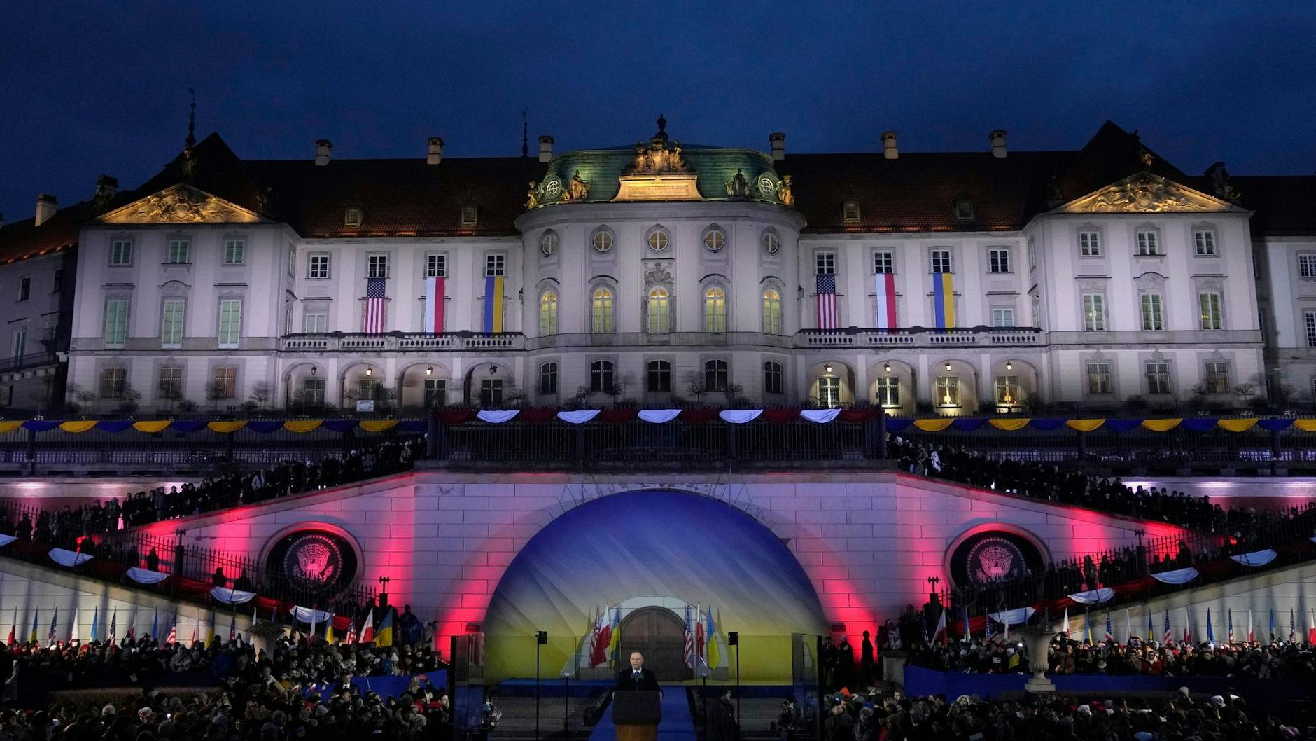 Auch der polnische Präsident Andrzej Duda sprach vor dem Warschauer Königsschloss.