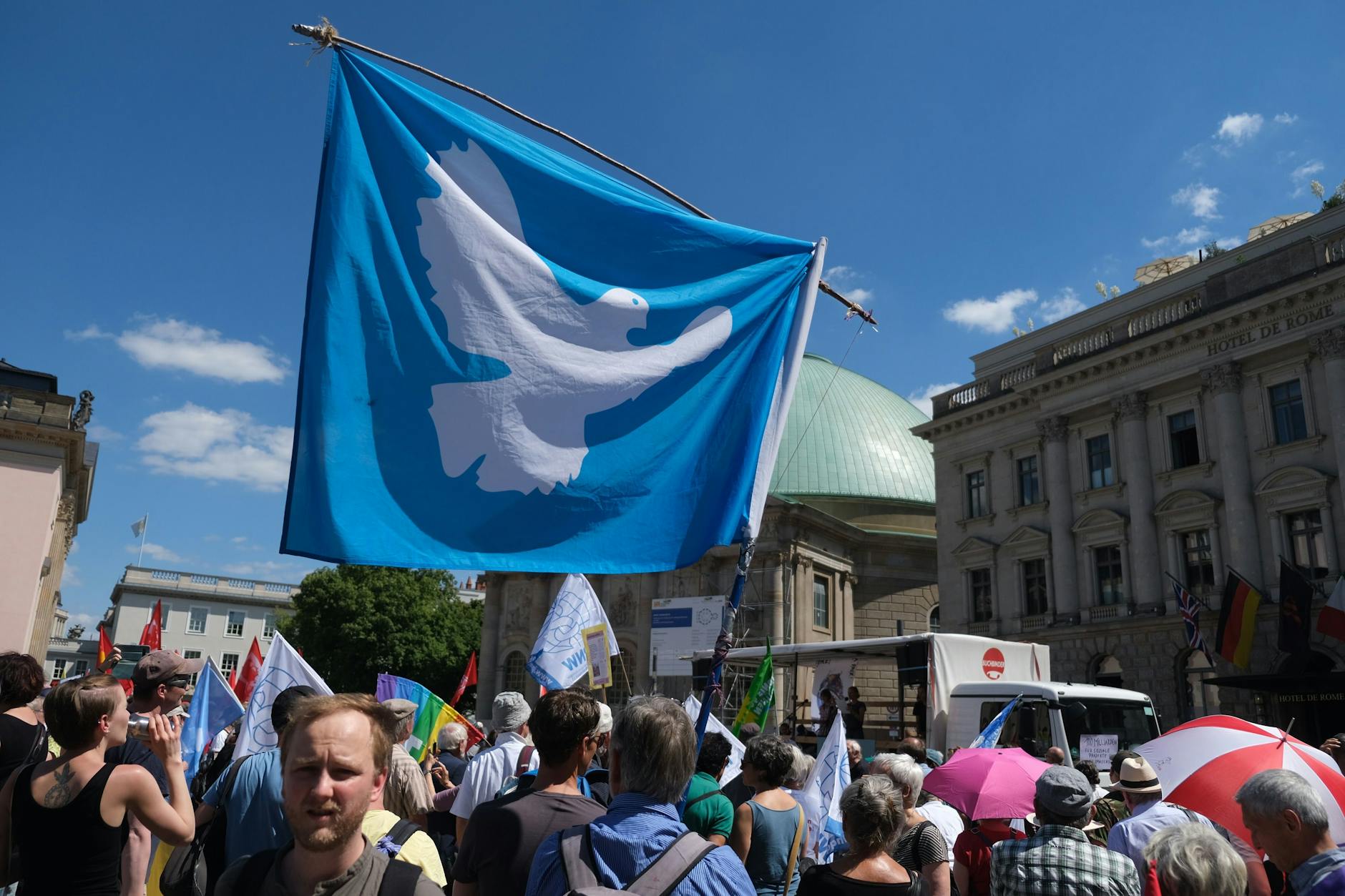 Eine Friedensdemo in Berlin, ein Bild vom Juli 2022