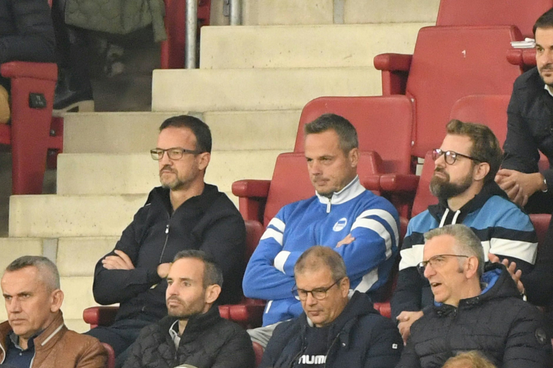 Haben sich nach seinem Rauswurf bei Hertha BSC nicht mehr viel zu sagen: Ex-Manager Fredi Bobic (l.) und Präsident Kay Bernstein (M.).