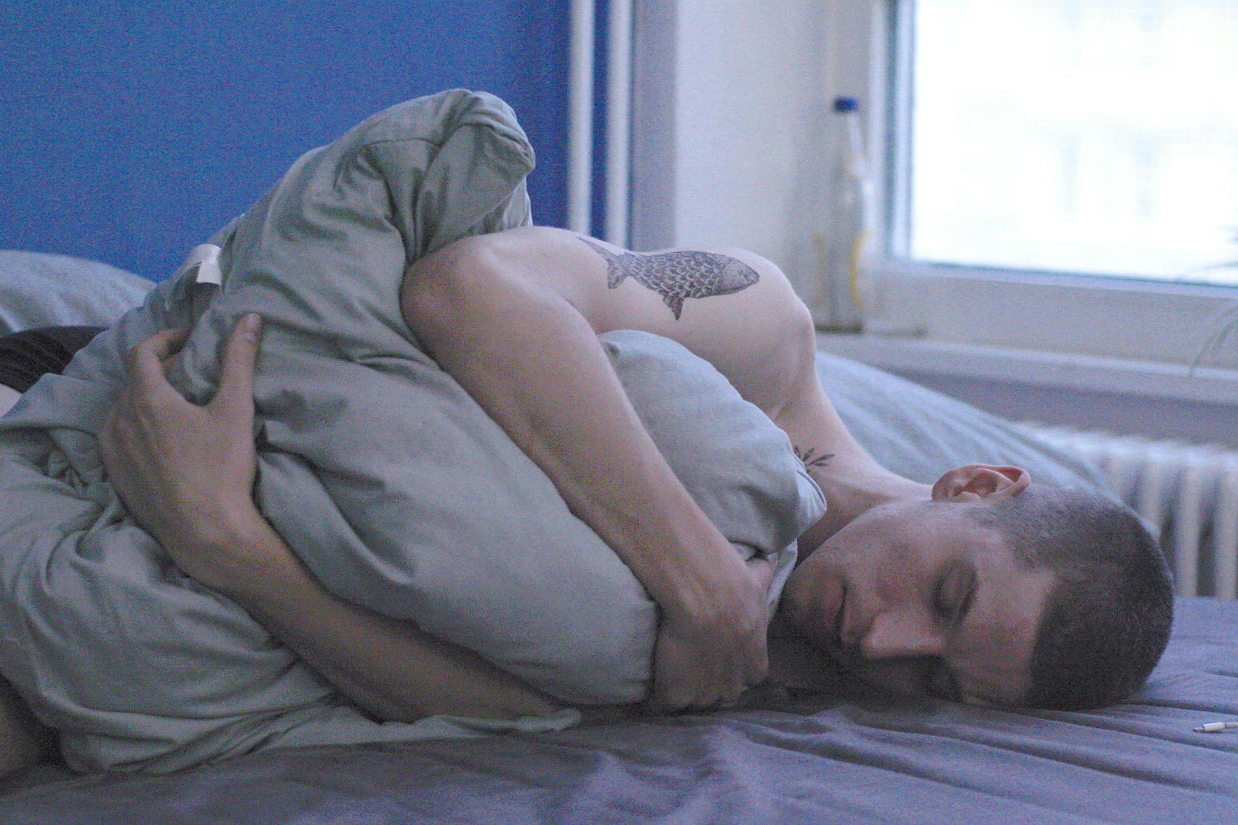 Moritz kuschelt sich an seine Decke im Berlin-Film „Drifter“.