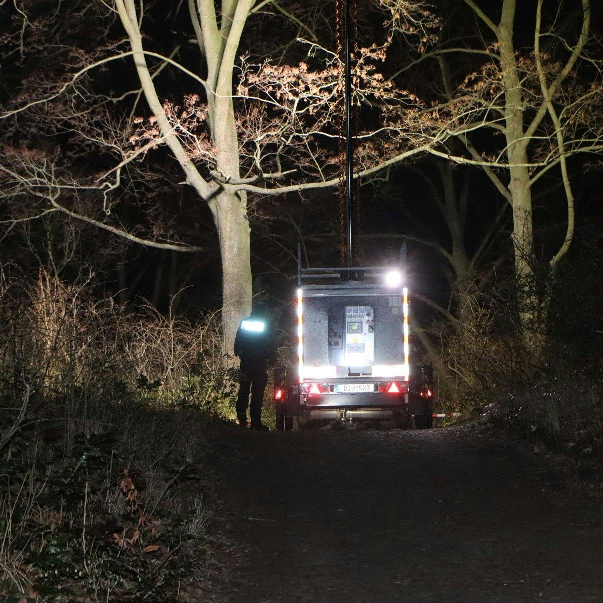 Eine seit dem Nachmittag vermisste Fünfjährige wurde schwer verletzt im Pankower Bürgerpark gefunden. Das Mädchen starb im Krankenhaus. 