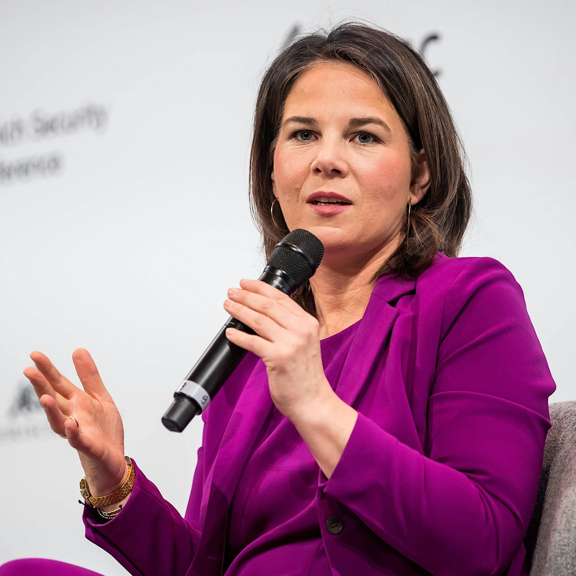 „Waffen retten Leben“, aber davor war sie noch dagegen. Was erzählt Baerbock da?