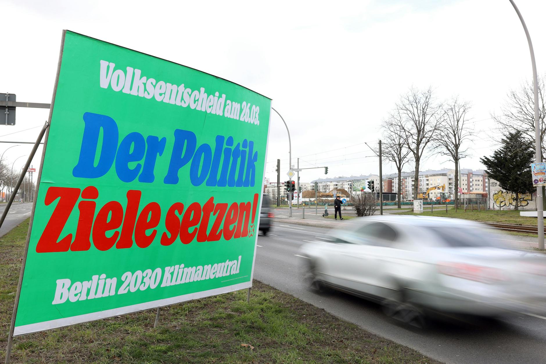 Plakate wie dieses werben für das Volksbegehren am letzten März-Sonntag.
