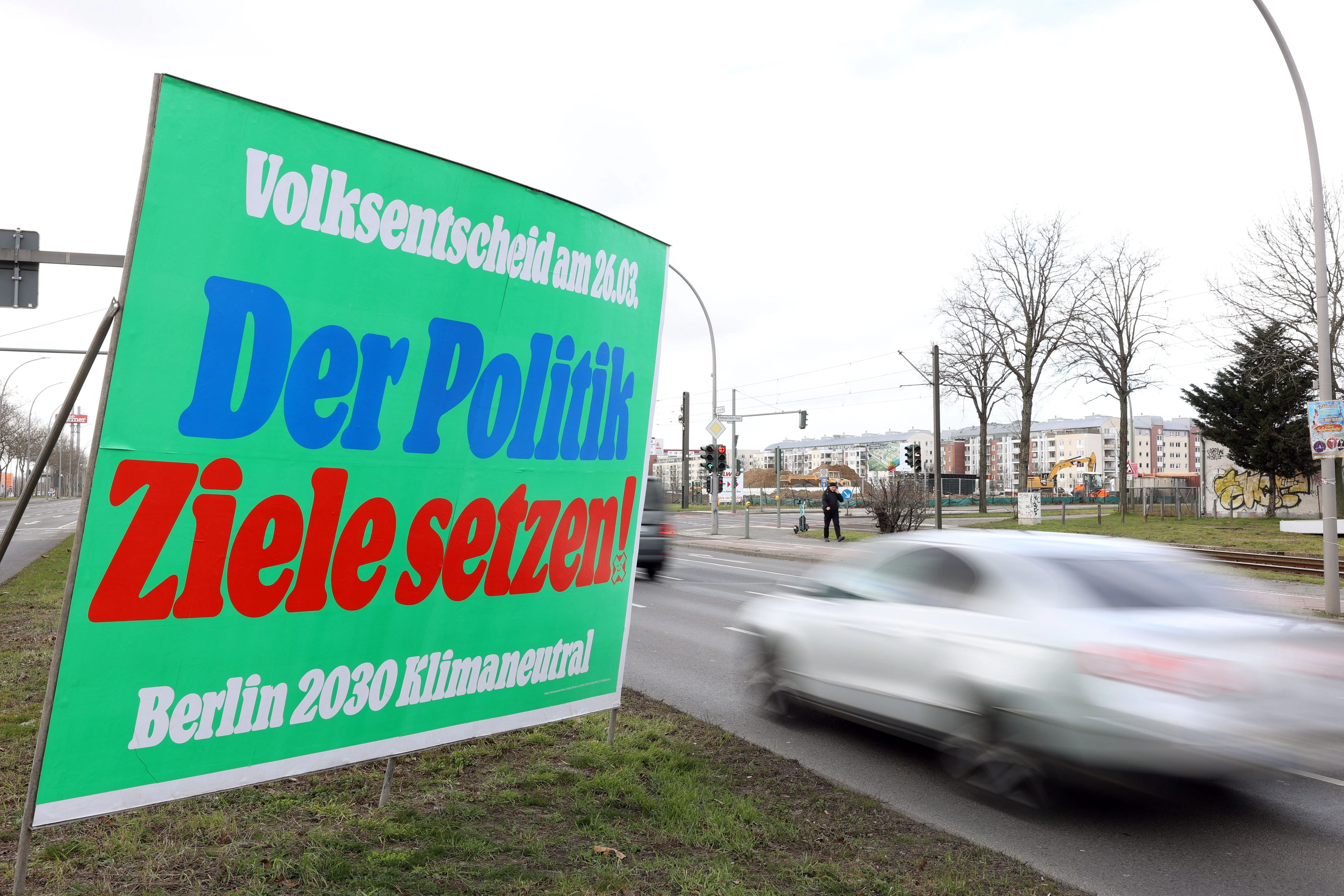 Plakate wie dieses werben für das Volksbegehren am letzten März-Sonntag.