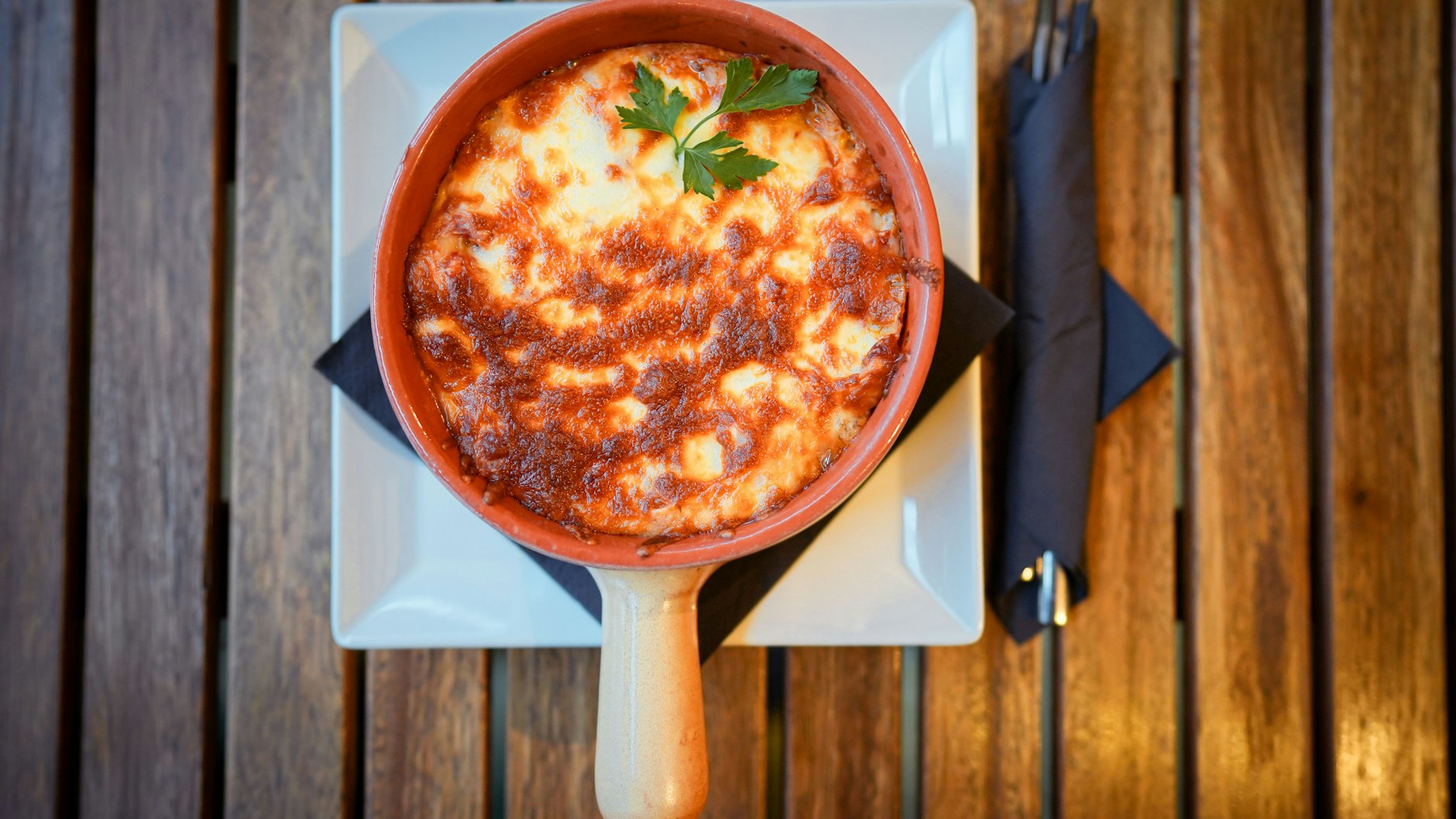 Das geniale 10-Minuten-Rezept für One-Pot-Pasta mit Tomaten und Mozzarella schmeckt der ganzen Familie.