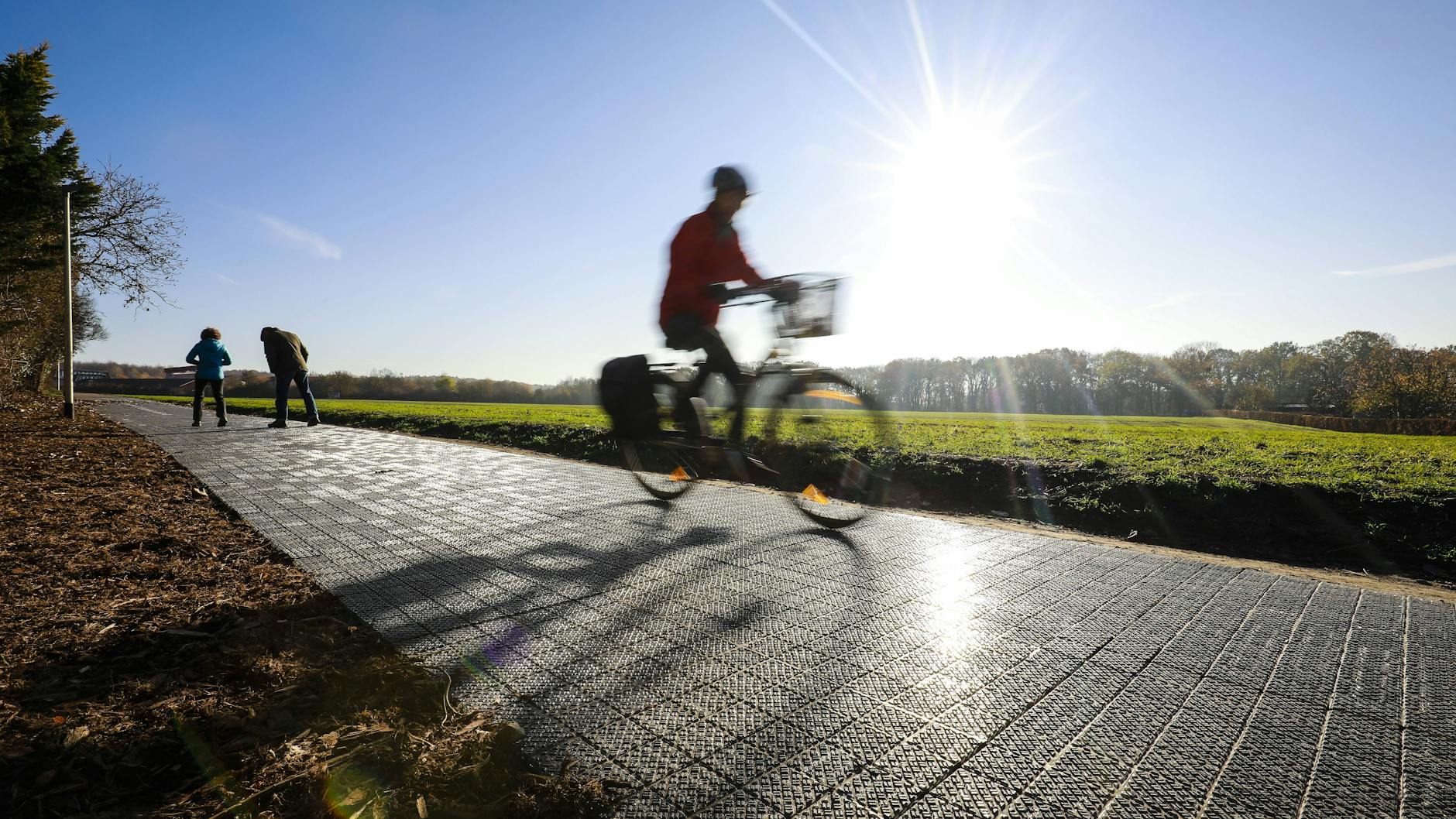 Deutschlands erster Solarenergie-Fahrradweg 2018 in Erftstadt. Das Potsdamer Start-up Solmove will Strassen zu Solaranlagen machen. 