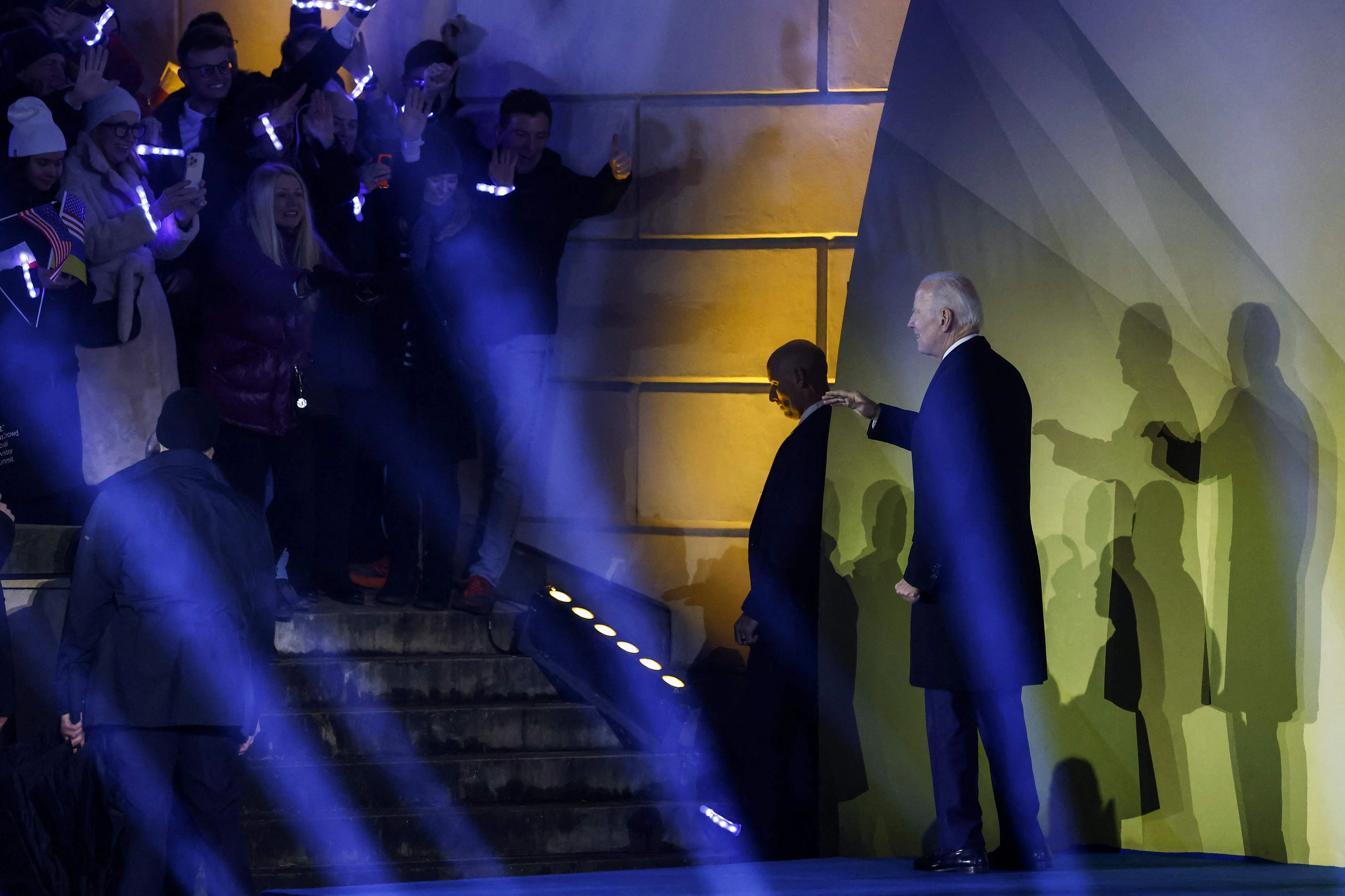 Joe Biden winkt Zuschauern zu