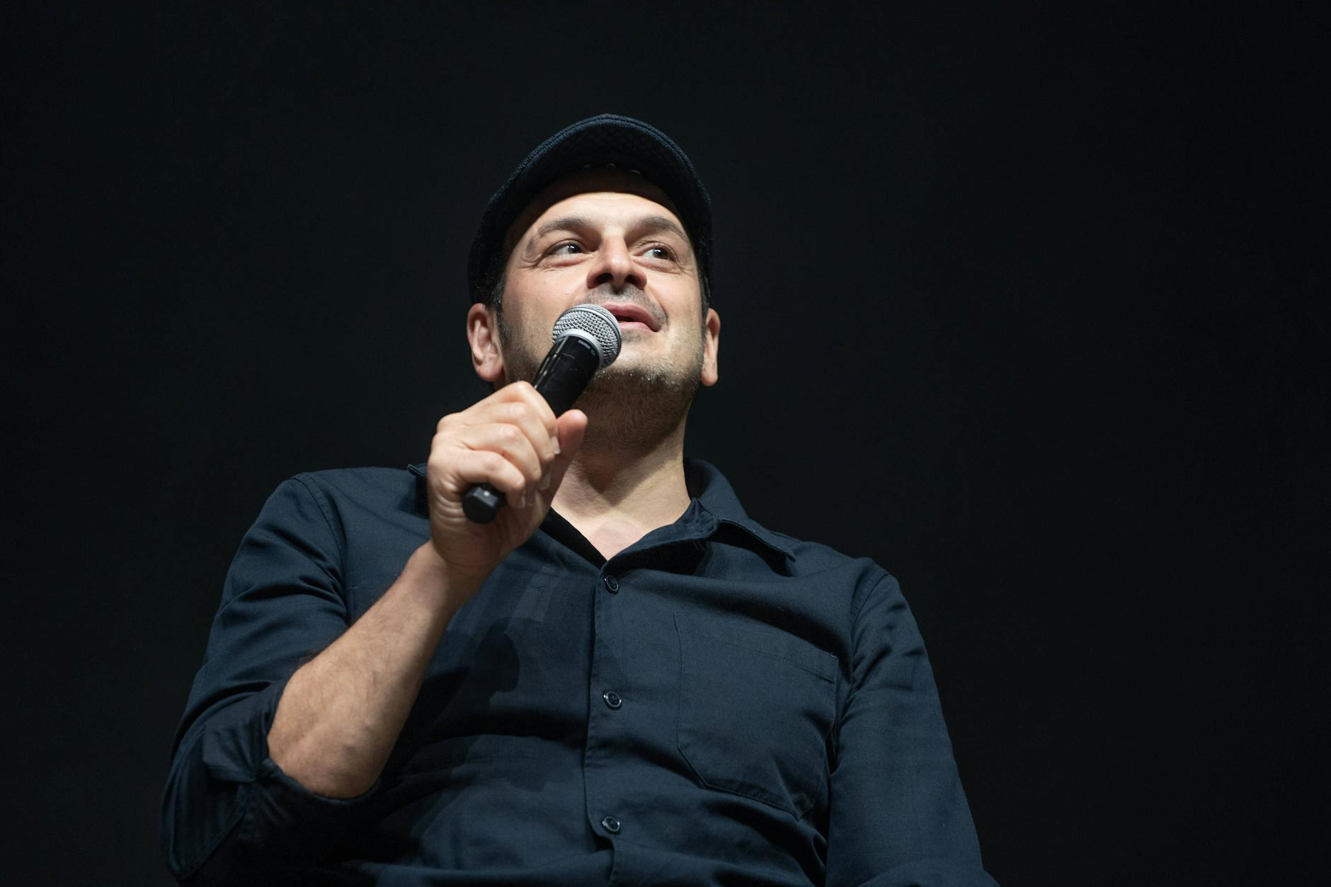 Kaya Yanar hat mehrere Familienmitglieder durch das Erdbeben in der Türkei verloren.