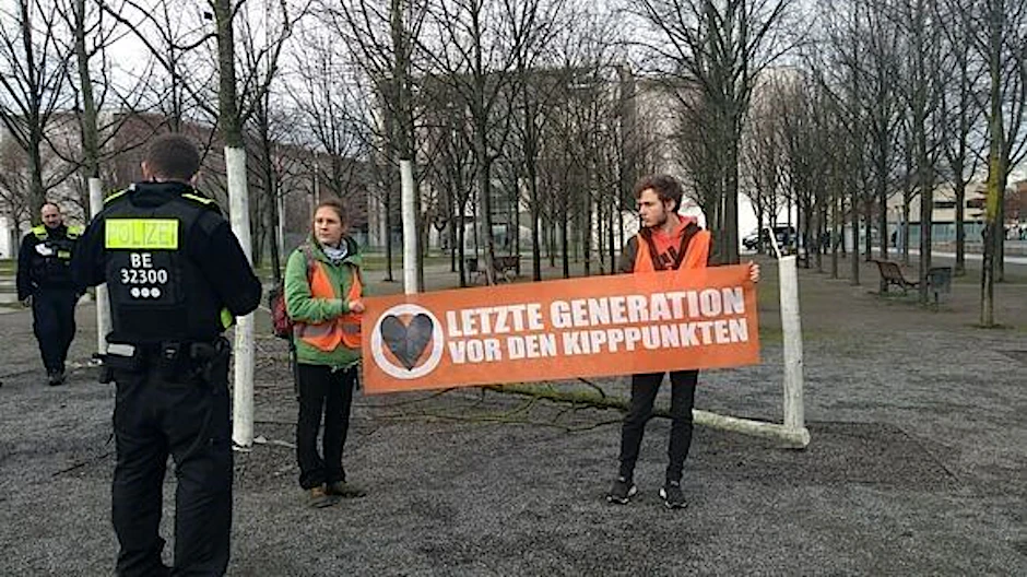 Die Letzte Generation hat in Berlin einen Baum gefällt. 