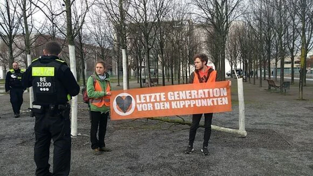 Letzte Generation fällt Baum vorm Bundeskanzleramt – Bezirksamt Mitte kontert