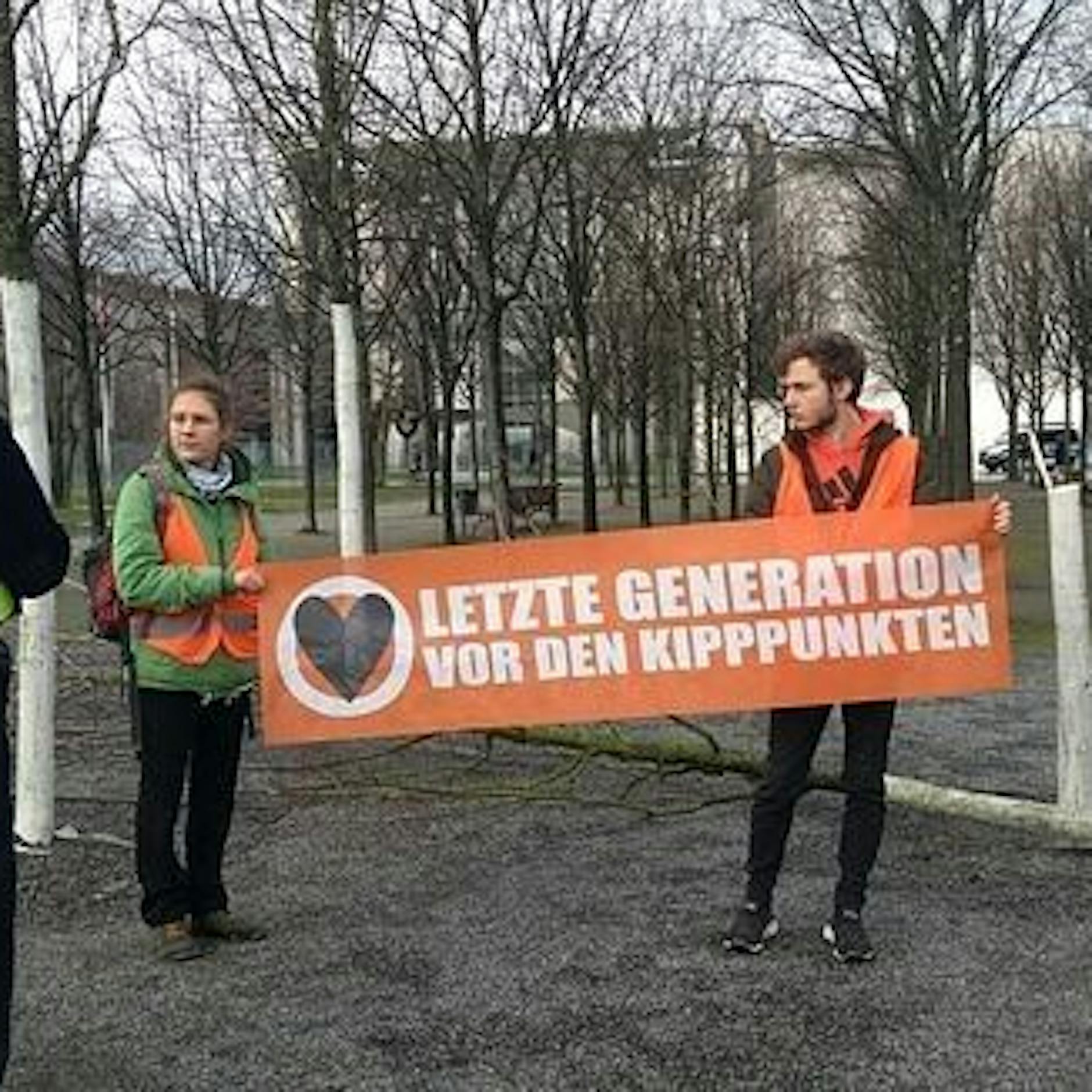 Letzte Generation fällt Baum vorm Bundeskanzleramt – Bezirksamt Mitte kontert