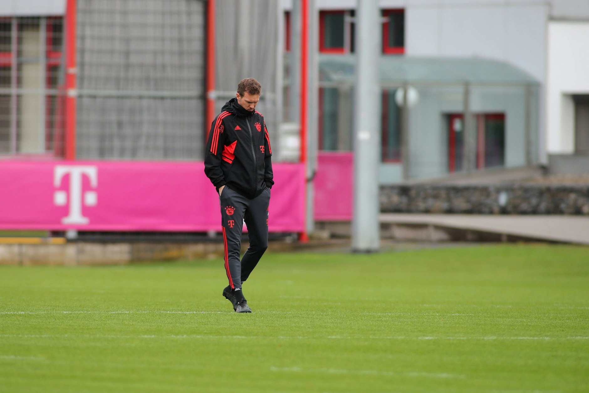 Steht zunehmend in der Kritik und beim FC Bayern mehr und mehr allein da: Trainer Julian Nagelsmann.