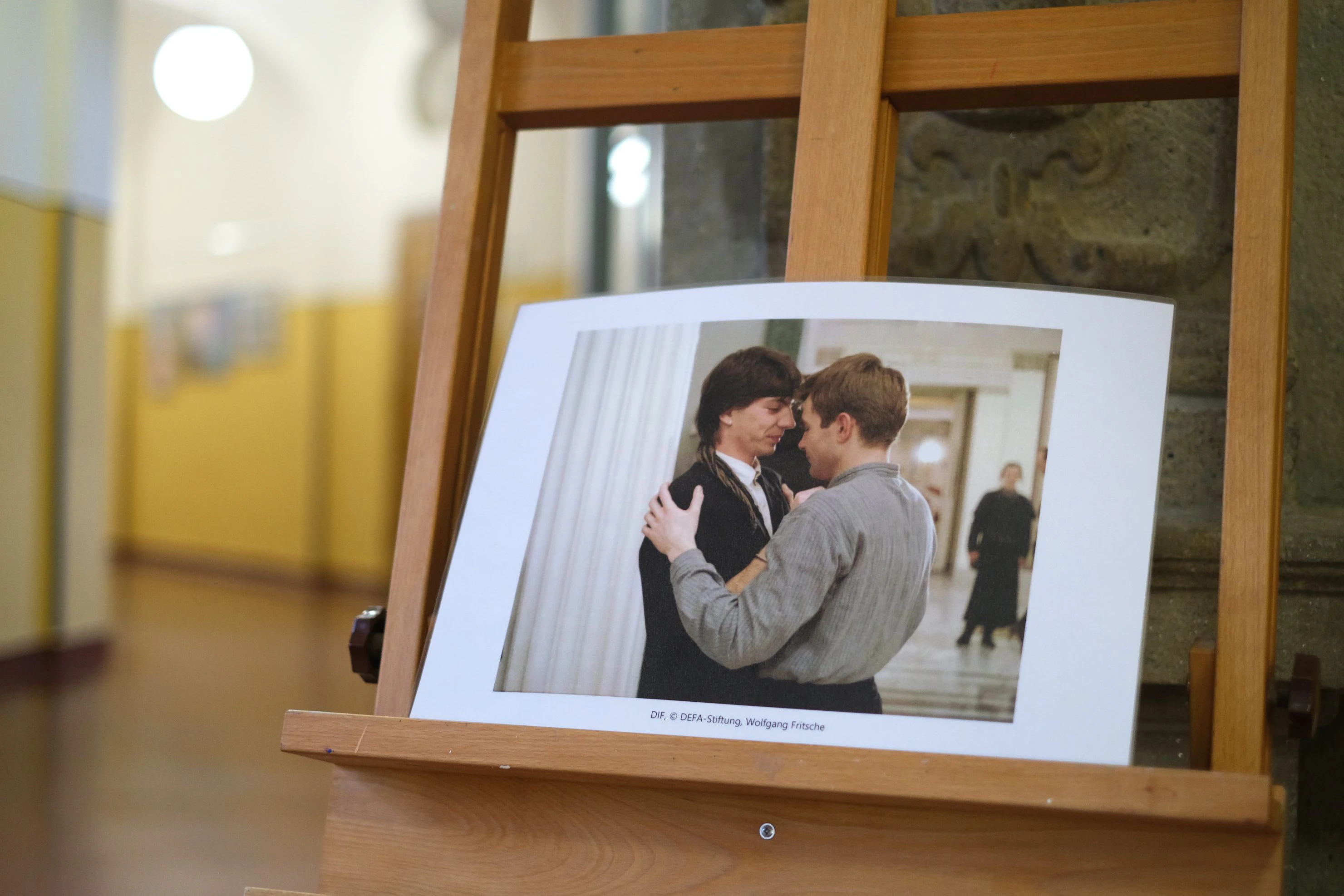 Ein Szenenfoto aus „Coming Out“ im Treppenhaus des Gymnasiums: links Dirk Kummer als Matthias, rechts Matthias Freihof als schwuler Lehrer Philipp