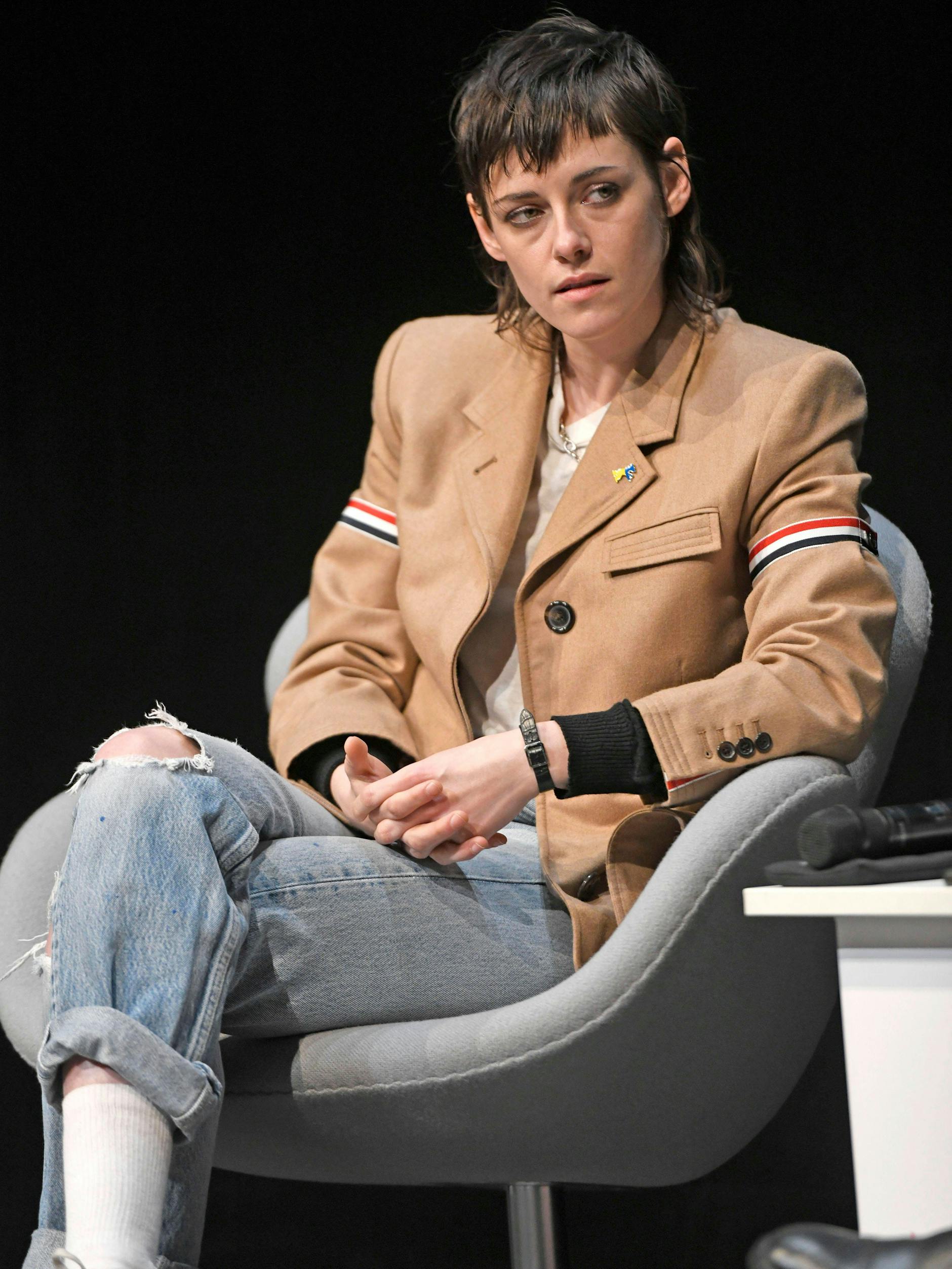 Hier hat sie die Stulpen schon abgestreift: Stewart in Thom Browne.