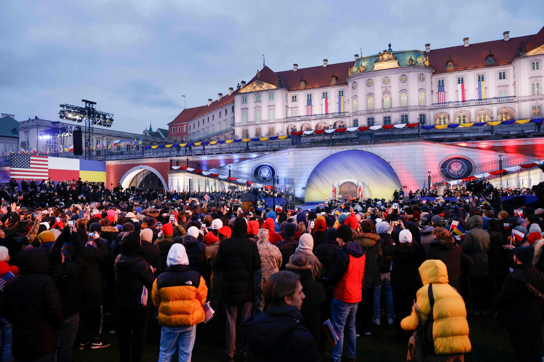 Einige Tausend Menschen warten auf den Auftritt des US-Präsidenten Joe Biden. 