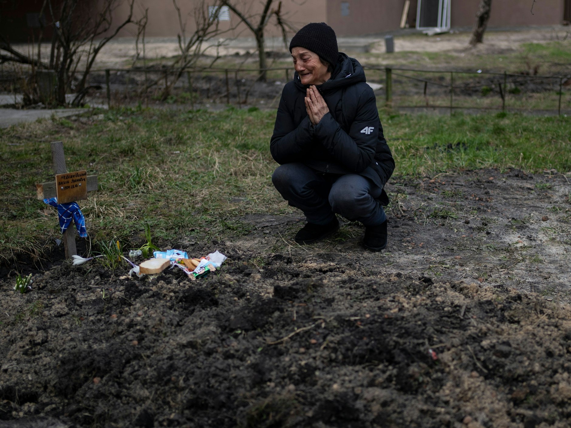 Nur zur Erinnerung: Kurz nach Beginn des Krieges massakrierten russische Soldaten hunderte Zivilisten in Städten wie Butscha vor Kiew, hinterließen Verzweiflung und Hass.