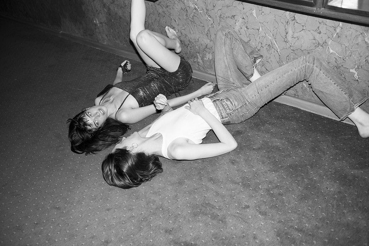 Die Models Grace Hartzel und Helena Severin auf dem Teppich des ikonischen Pariser Clubs „Le Palace“.