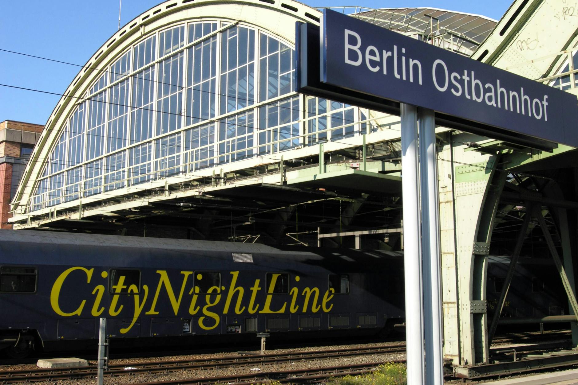 Einst fuhr die City Night Line über Nacht nach Berlin - ein Zug am Ostbahnhof. Inzwischen hat sich die Deutsche Bahn aus dem Betrieb von Schlaf- und Liegewagen zurückgezogen.