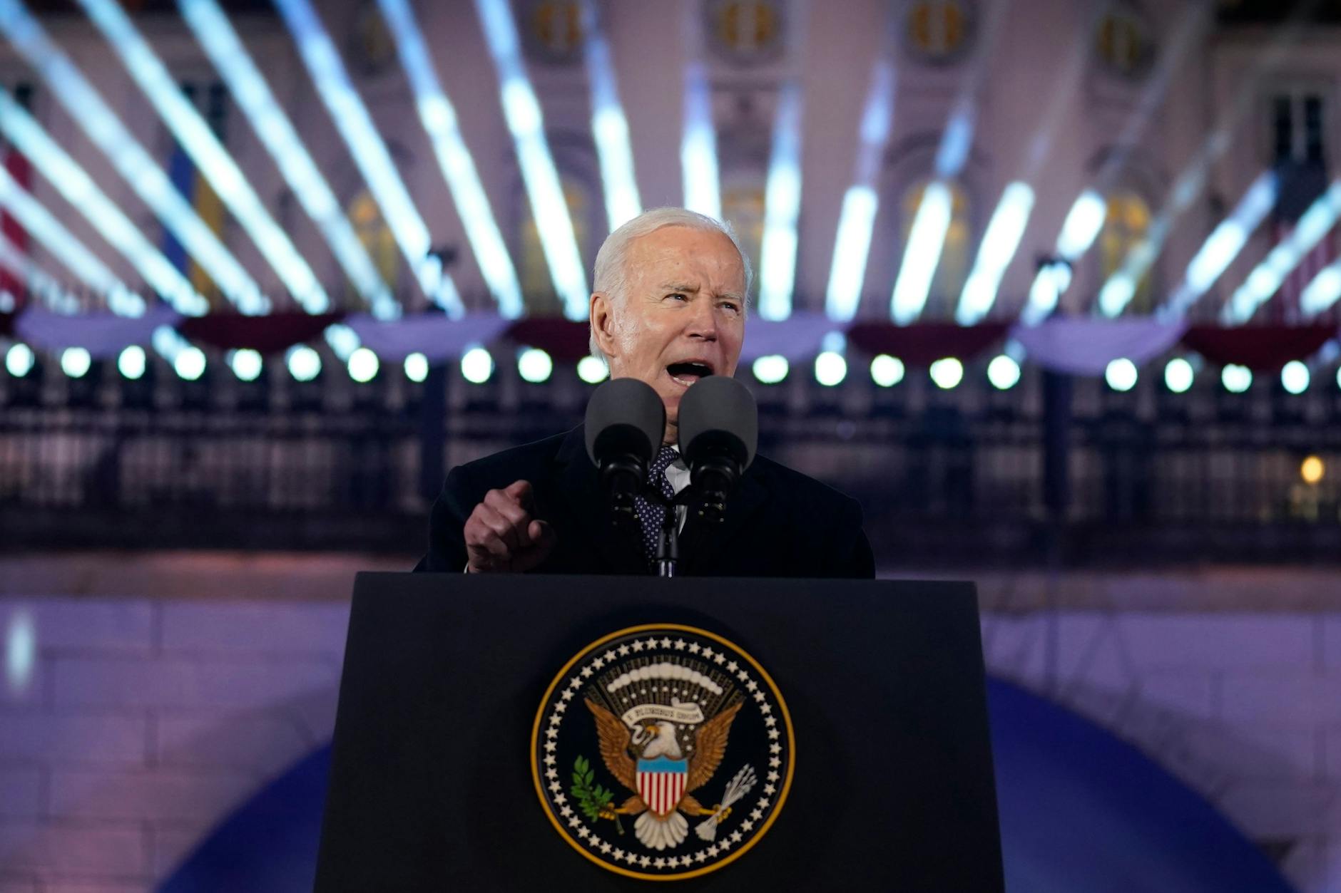 Präsident Joe Biden hält am Dienstag, 21. Februar 2023, im Königlichen Schlossgarten in Warschau eine Rede.