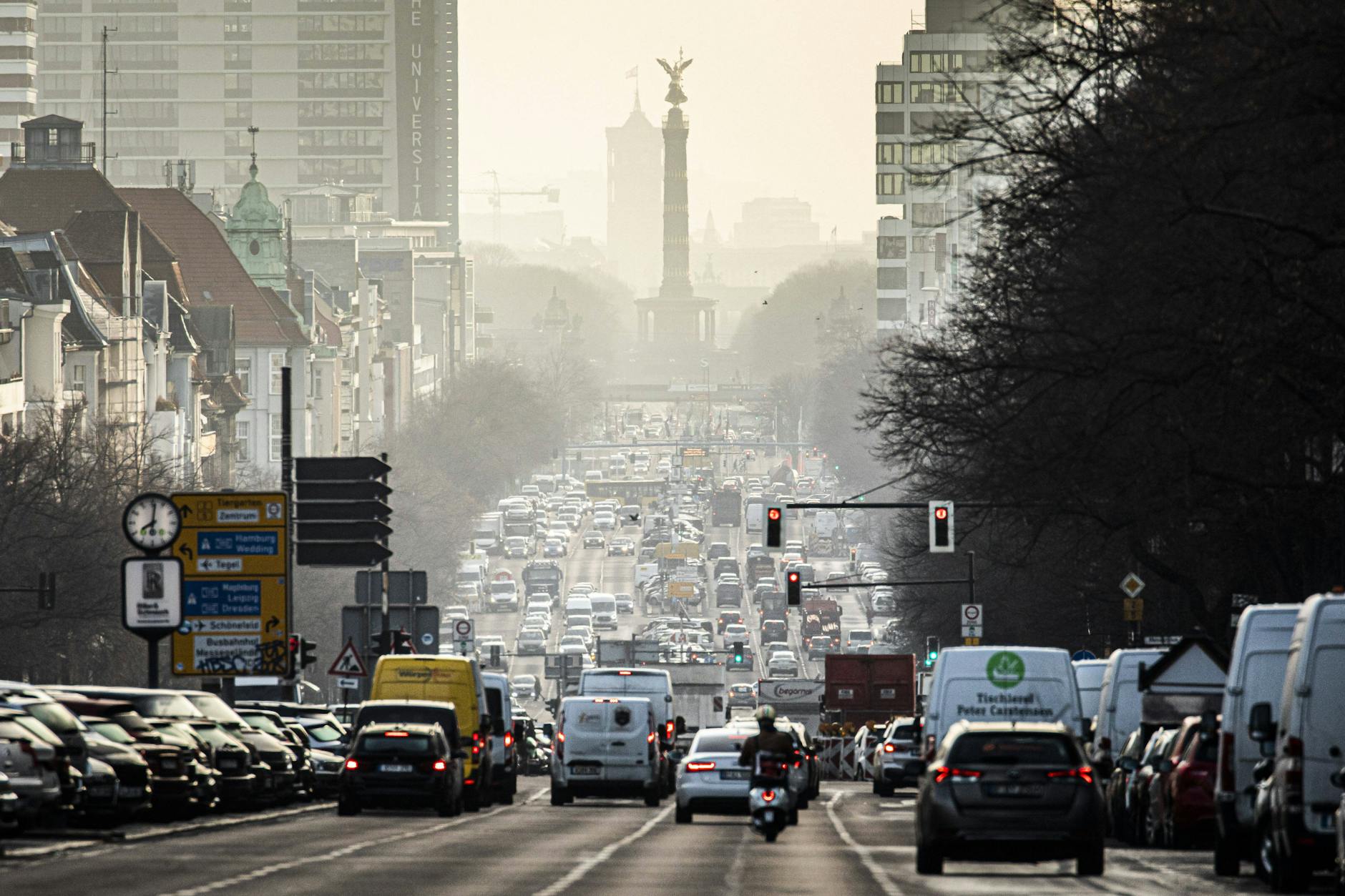 Stau auf dem Kaiserdamm in Berlin. Mehr als 1,4 Millionen Kraftfahrzeuge sind in Berlin zugelassen, die meisten fahren mit Benzin oder Diesel.
