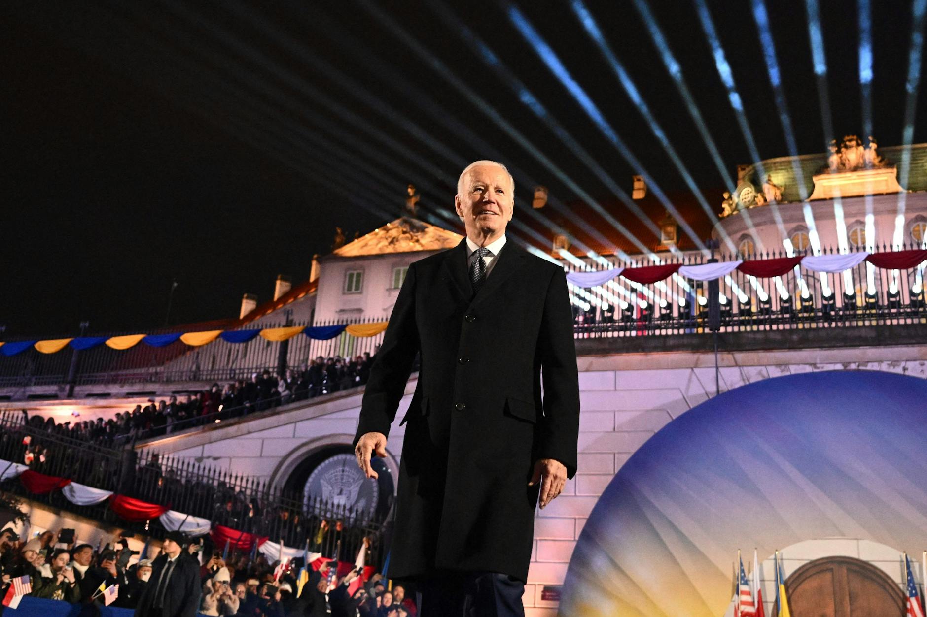 Joe Biden auf der Bühne kurz vor seiner Rede 