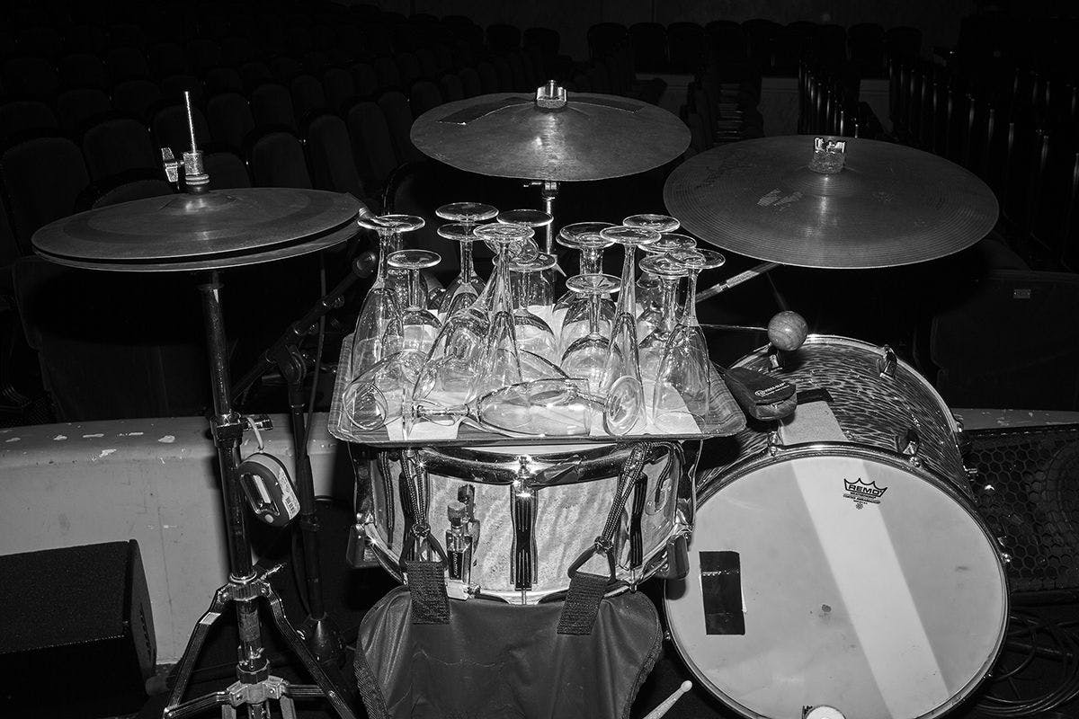 Stilleben: Tablett mit Sektgläsern auf einem Schlagzeug.