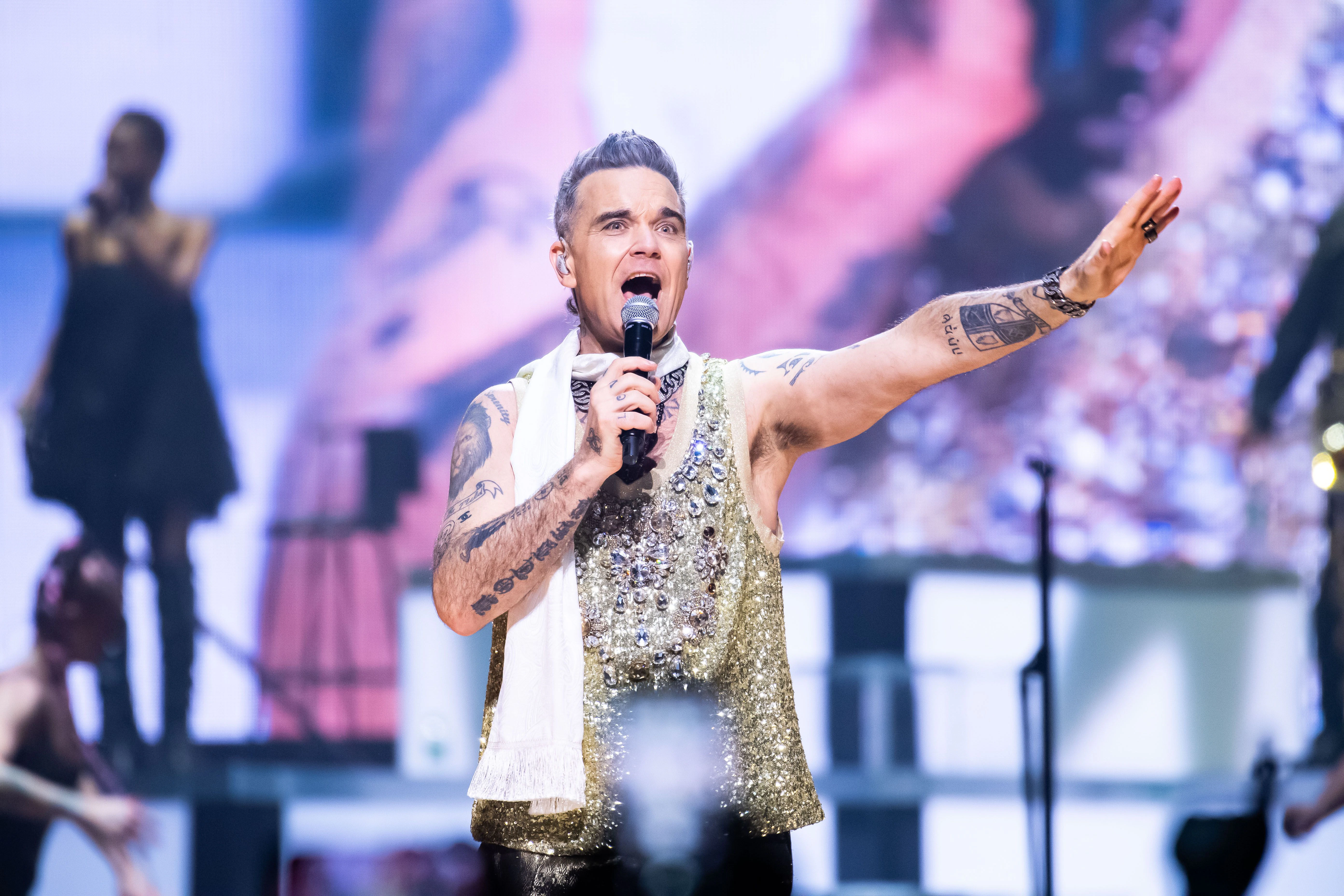 Sagt, er ist glücklicher als je zuvor: Robbie Williams in der Berliner Mercedes-Benz-Arena.