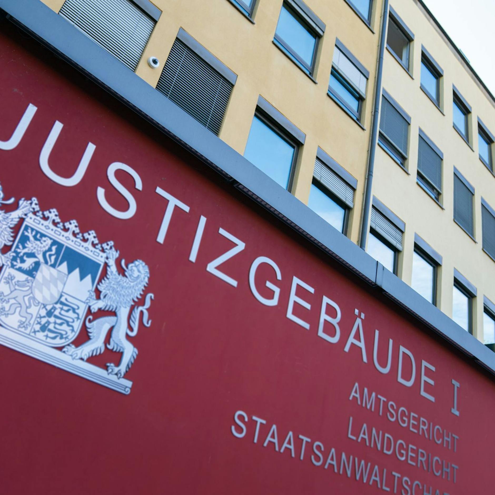 Polizei-Großaufgebot fasst mutmaßlichen Sexualstraftäter nach spektakulärer Flucht aus Gerichtsgebäude: So konnte der Mann entkommen!