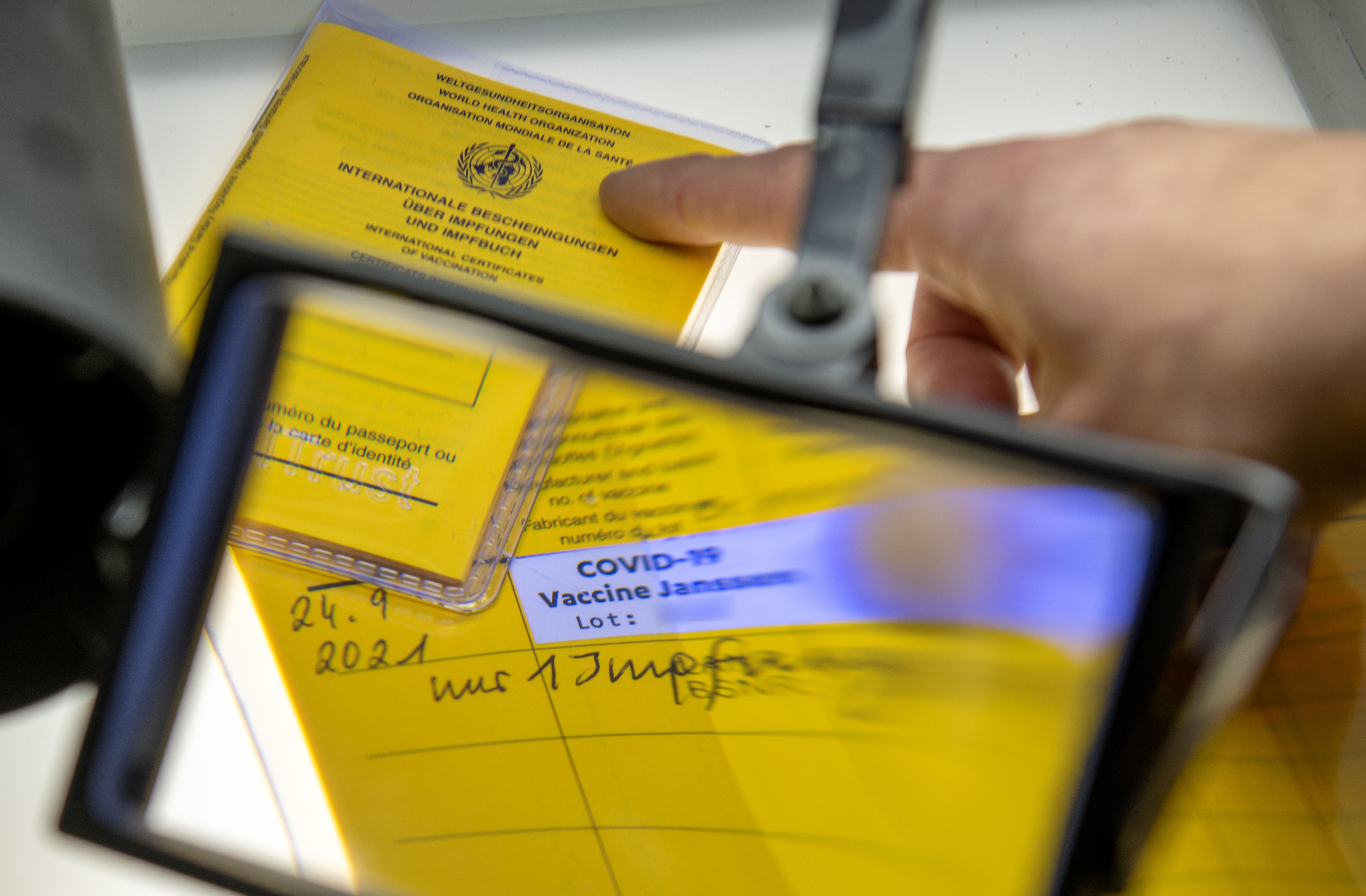 Image - Sie fälschte einen Impfausweis – jetzt sind drei Menschen tot!