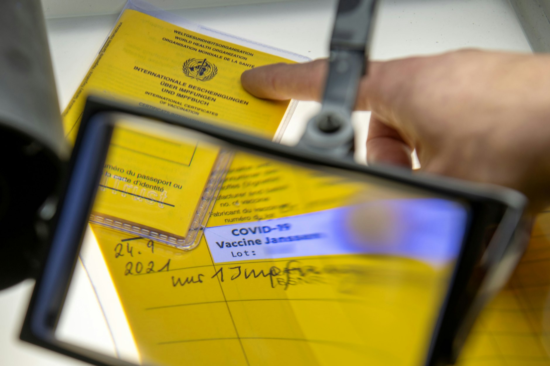 Eine Pflegeheimmitarbeiterin in Hildesheim hatte ihren Impfausweis gefälscht.