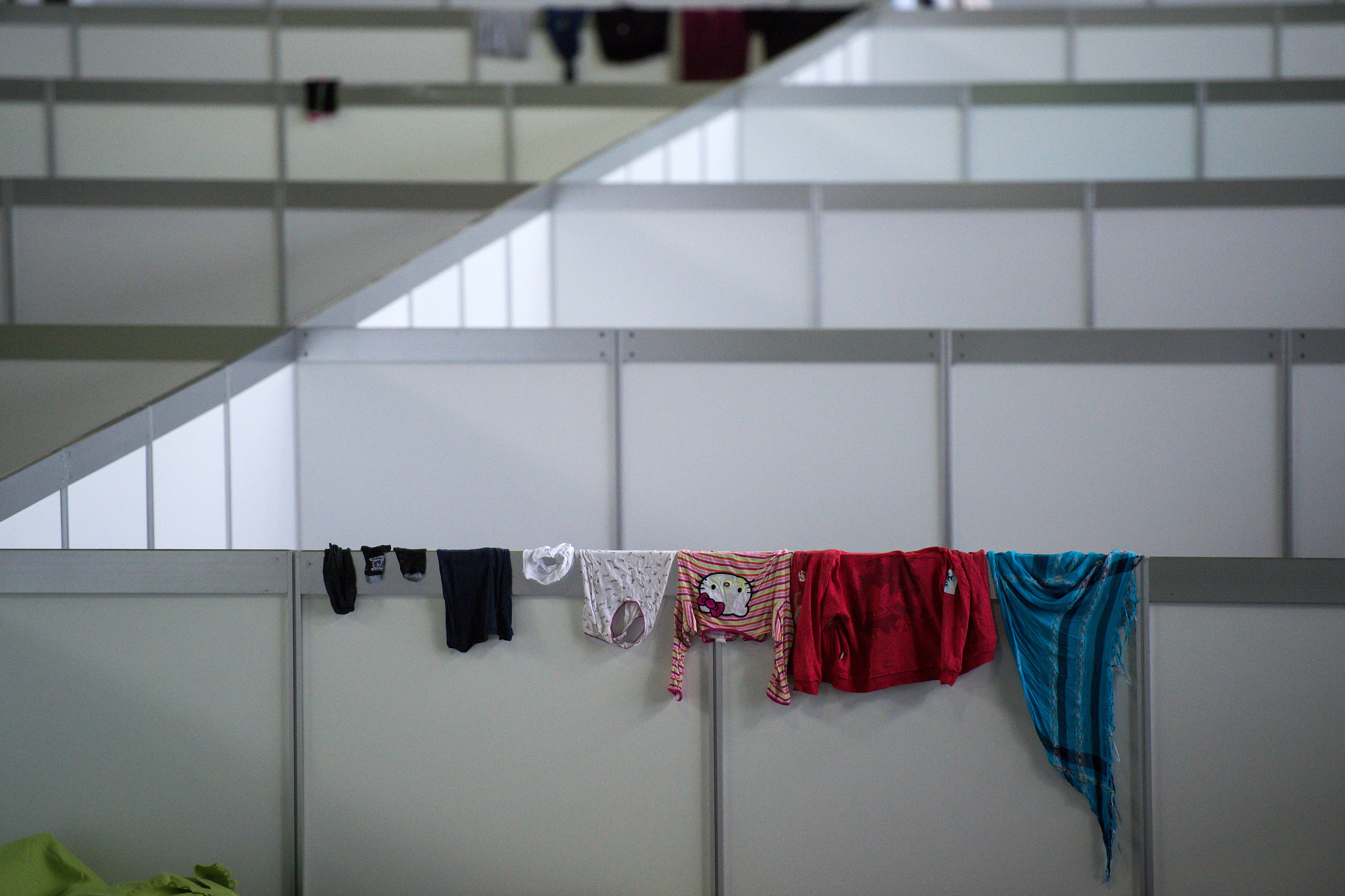 Kinderkleidung hängt an der Wand eines der Familienquartiere in einer Flüchtlingsunterkunft.