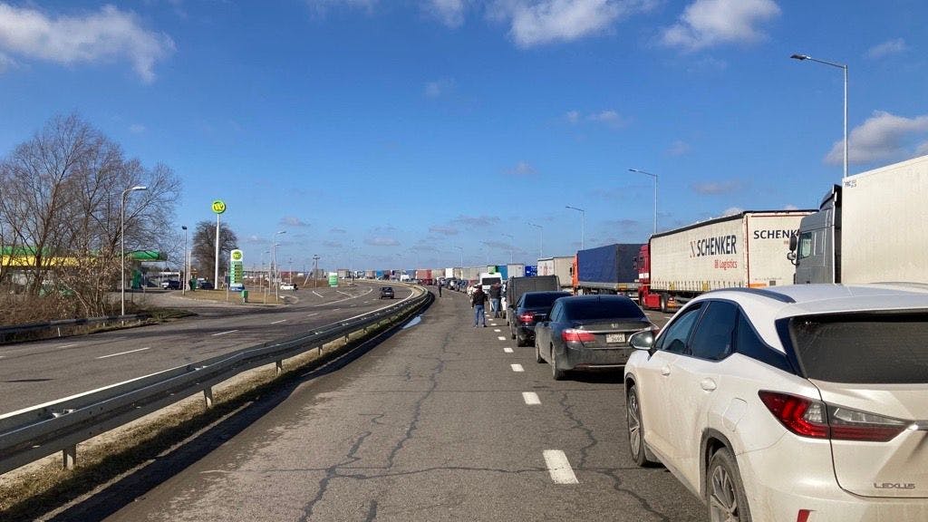 An der Grenze zu Polen stauten sich die Fahrzeuge. Wir hatten Glück und mussten nur sieben Stunden warten.