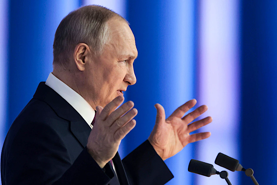 Wladimir Putin gestikulierend während einer Rede.