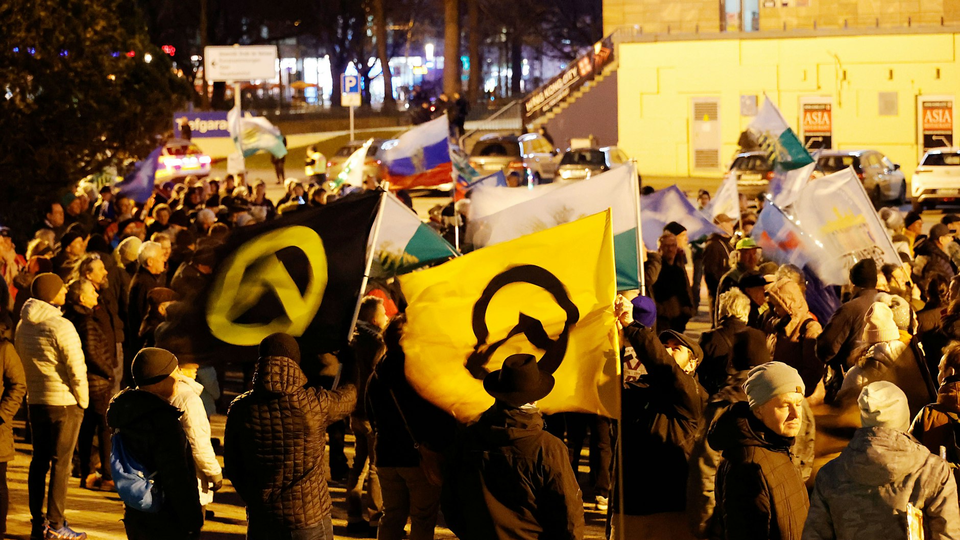 Bei einer Demo in Chemnitz gegen Waffenlieferungen an die Ukraine, die Inflation und die Energiepolitik wurden kürzlich die Fahnen Russlands und der rechtsextremen, völkischen Identitären Bewegung gezeigt. Nur ein Beispiel von vielen Rechtsaußen-Demos in Sachsen.