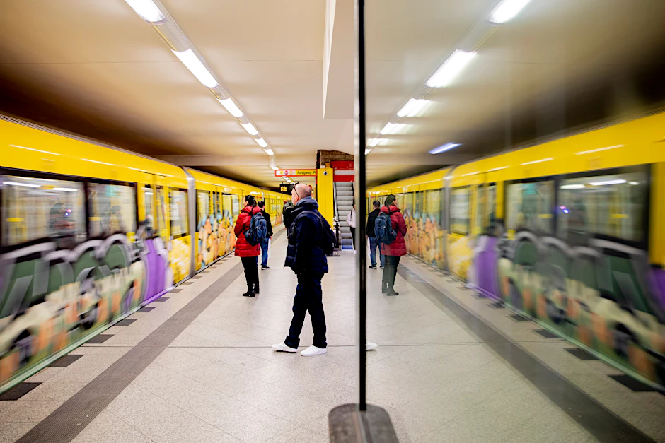 Eine U-Bahn fährt im U-Bahnhof ein. Die BVG wirbt mit einem Schlager zum Start des Deutschlandtickets.