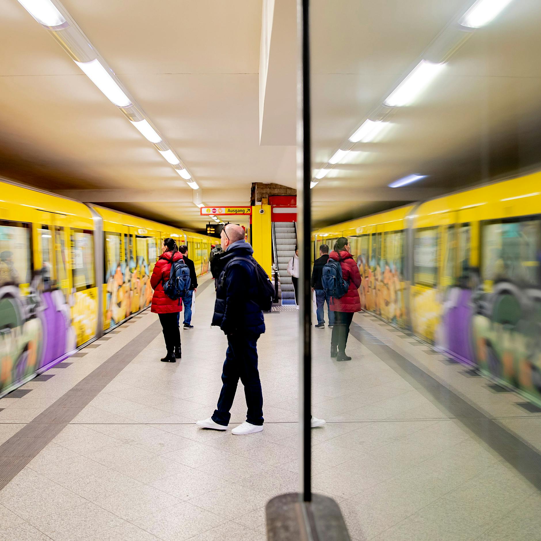 „Du kamst noch nie ins Berghain rein“: So wirbt die BVG für das 49-Euro-Ticket