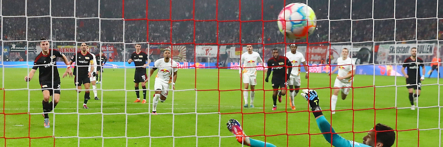 Drin ist die Kugel: Robin Knoche beschert dem 1. FC Union mit seinem Handelfmeter den 2:1-Erfolg bei RB Leipzig.&nbsp;