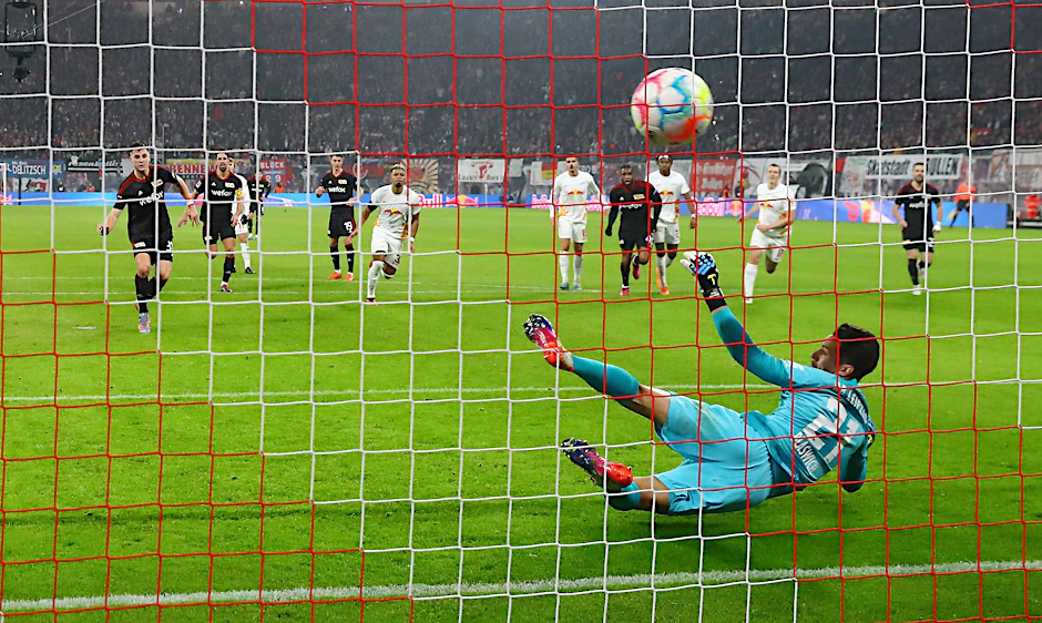 Drin ist die Kugel: Robin Knoche beschert dem 1. FC Union mit seinem Handelfmeter den 2:1-Erfolg bei RB Leipzig.&nbsp;