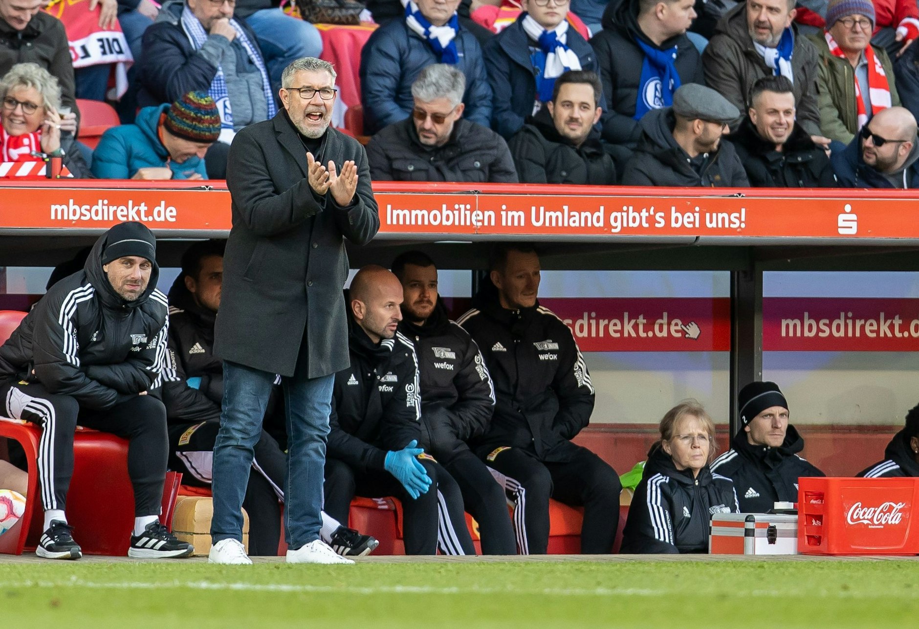 Trainer Urs Fischer von Union Berlin feuert sein Team an.  