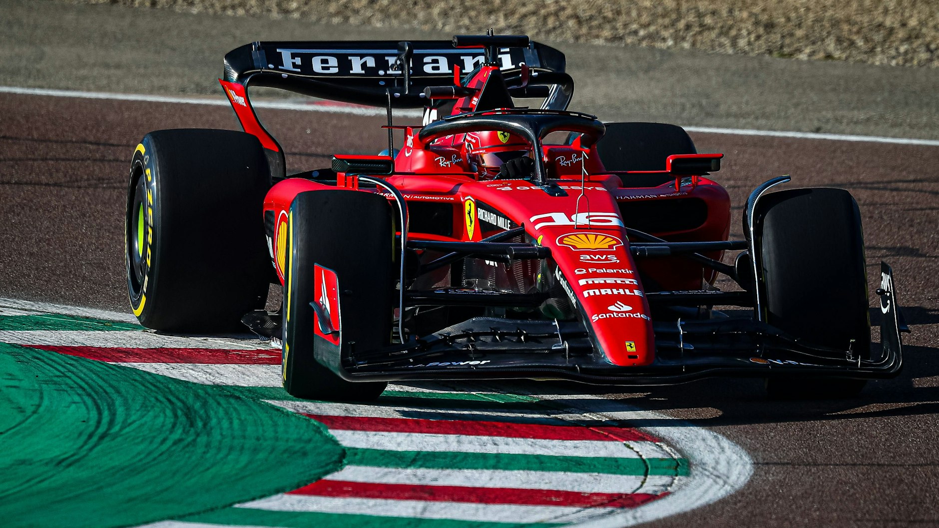 Charles Leclerc hat mit dem neuen Ferrari auf der Heim-Piste in Fiorano schon ein paar Runden gedreht.