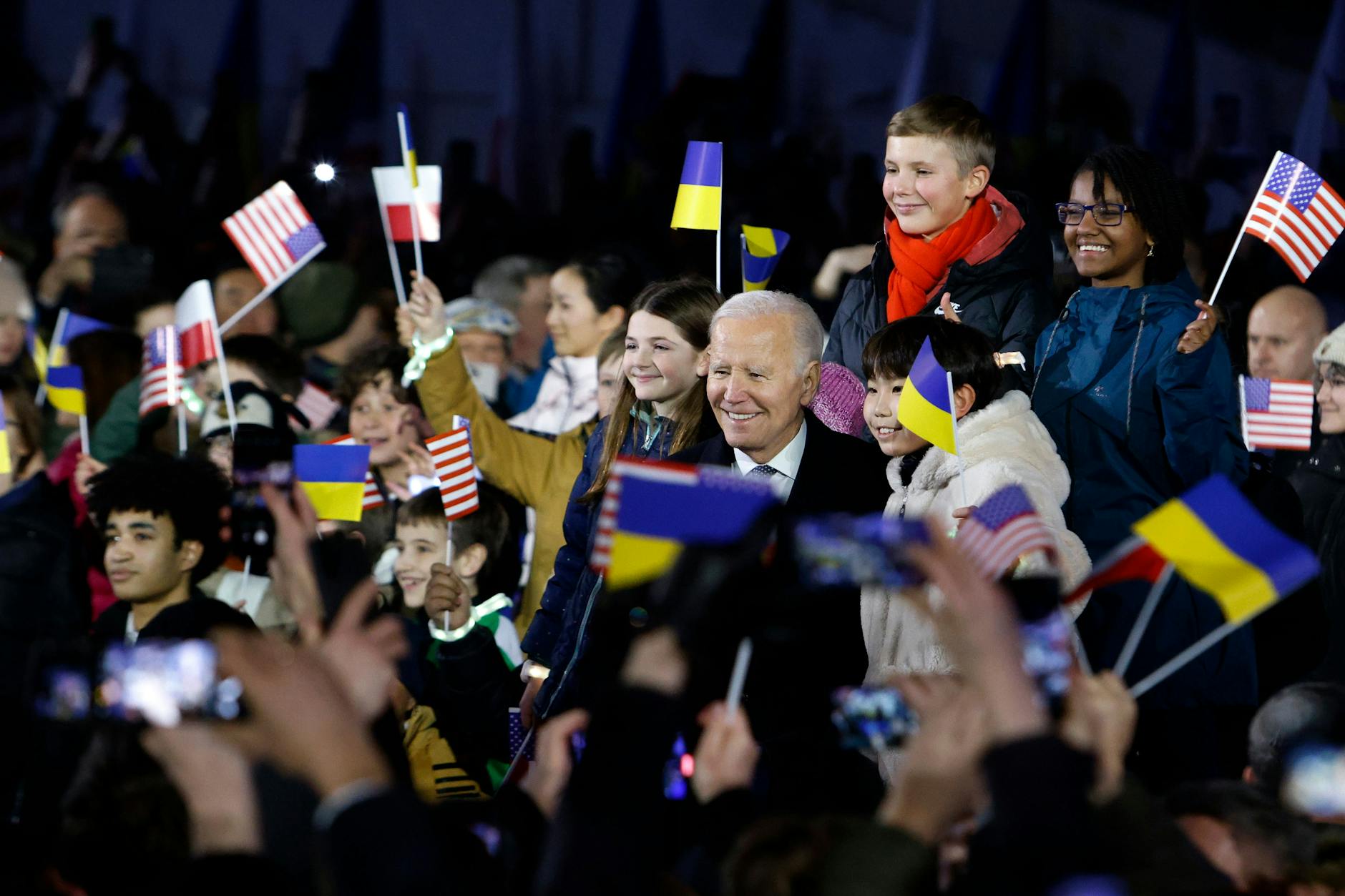 US-Präsident Joe Biden nimmt ein Bad in der Menge.
