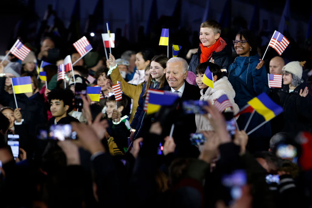 Vor Ort bei der Rede von Joe Biden: Als er sich an die Russen wendet, verstummt die Menge